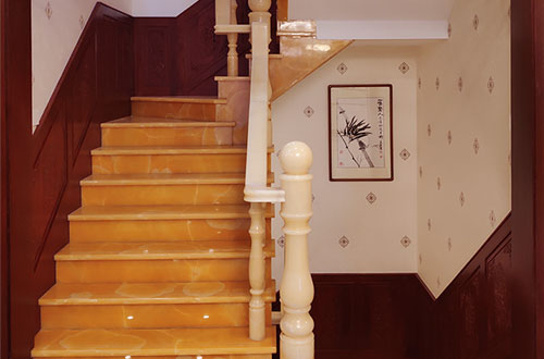 汇川中式别墅室内汉白玉石楼梯的定制安装装饰效果